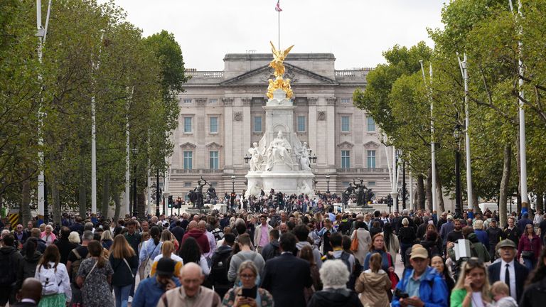 Thousands Gather At Buckingham Palace To Honour Queen As Lucky Few   Skynews Buckingham Palace Mall 5893070 