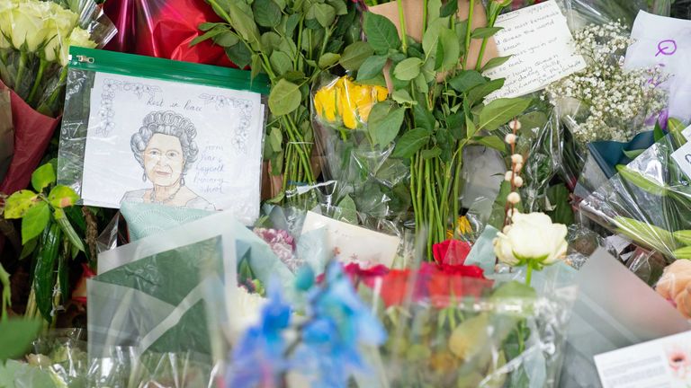 Flowers outside Buckingham Palace, London, following the death of Queen Elizabeth II on Thursday. Picture date: Sunday September 11, 2022.
