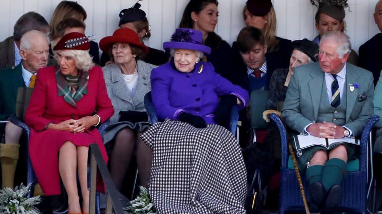 Cornwall Düşesi Camila, İngiltere Kraliçesi Elizabeth ve Prens Charles, 7 Eylül 2019'da İngiltere'nin Braemar kentinde düzenlenen yıllık Braemar Highland Buluşması'na katıldı. REUTERS/Russell Cheyne