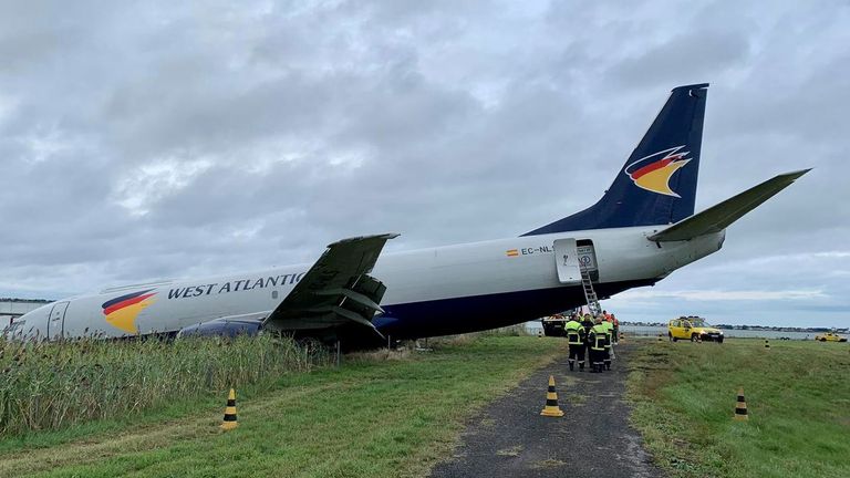 The plane crossed the runway.  Photo on Twitter: BEA_Aero