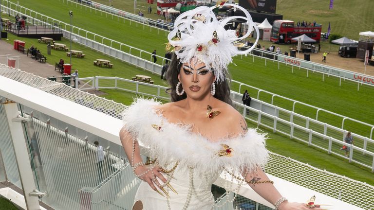 Cherry Valentine mène la liste des fabuleuses drag queens au Cazoo Derby, alors que le carnaval le plus spectaculaire de la course revient à l'hippodrome d'Epsom Downs.  De retour plus grand et meilleur que jamais pour 2022, le Cazoo Derby Ladies Day donne le coup d'envoi des célébrations du week-end.

