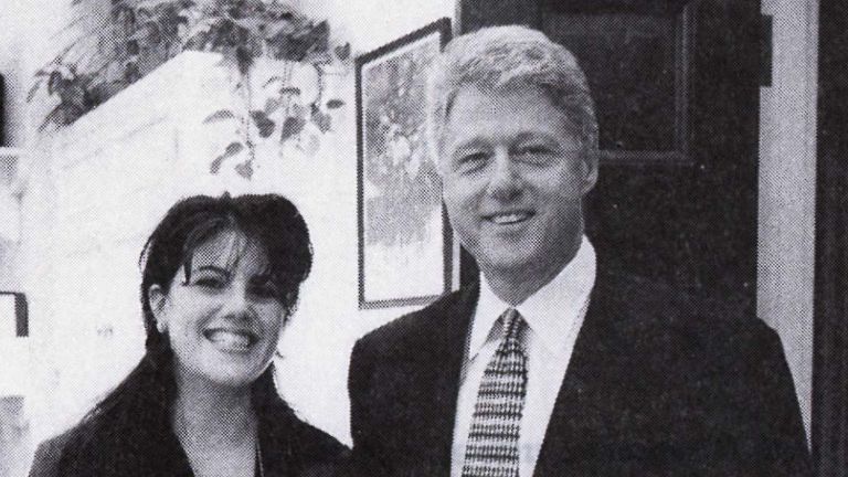 Prezydent Clinton pozuje z Moniką Lewinsky na tym zdjęciu z 17 listopada 1995 r 