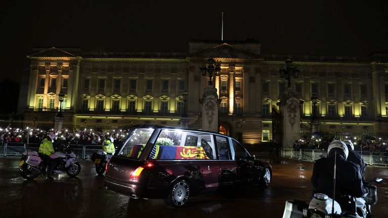 The hearse carrying the coffin of Britain&#39;s Queen Elizabeth arrives?at Buckingham Palace, following her death, in London, Britain, September 13, 2022. REUTERS/Paul Childs
