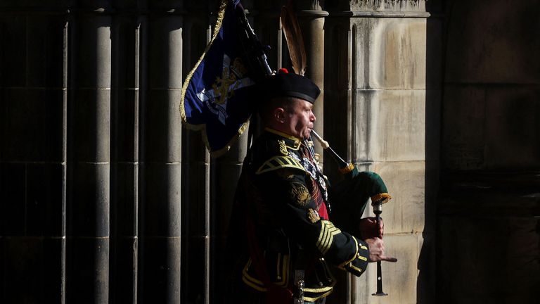 A piper walks as Queen&#39;s coffin in the procession out of the St Giles&#39; Cathedral, following the death of Britain&#39;s Queen Elizabeth, in Edinburgh, Scotland, Britain, September 13, 2022.  REUTERS/Kai Pfaffenbach/Pool