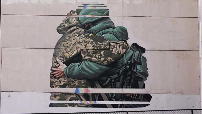  The Artist who painted Melbourne mural of Ukrainan and Russian  soldiers hugging has apologised 
PIC:@ctoart1