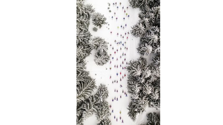 Siena Awards: Drone Photo Awards 2022.
SPORT:  1st classified - Falling Skiers by Daniel Koszela
The photo taken in March 2022 shows the competitors of the annual ski event: Bieg Piastów held in Szklarska Poręba, at its 46th edition. Skiers whiz in their colorful clothing along the track surrounded by snow-covered trees.

