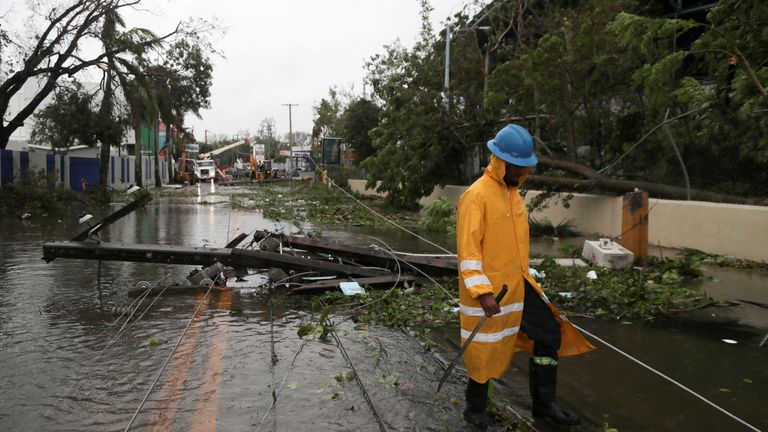 19 Eylül 2022, Higuey, Dominik Cumhuriyeti'ndeki Fiona Kasırgası sonrasında bir işçi elektrik direklerini kaldırıyor. REUTERS/Ricardo Rojas TPX GÜNÜN GÖRÜNTÜLERİ