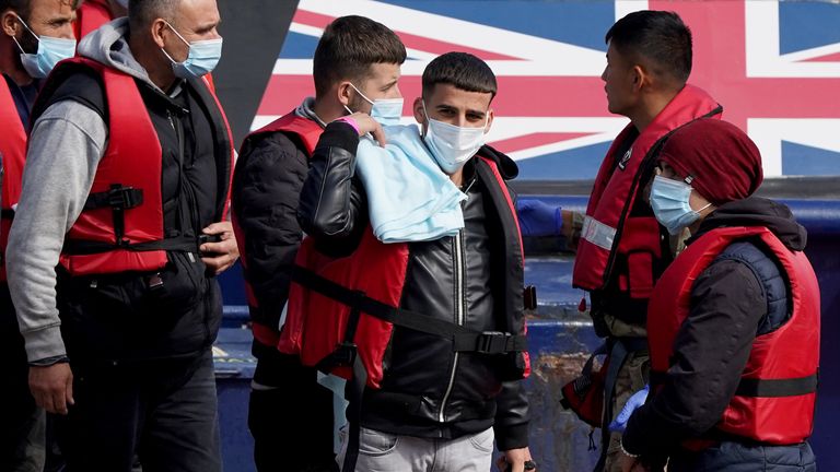 Sekelompok orang yang dianggap sebagai migran dibawa ke Dover, Kent, dari kapal Pasukan Perbatasan menyusul insiden perahu kecil di Selat.  Tanggal gambar: Jumat 2 September 2022.