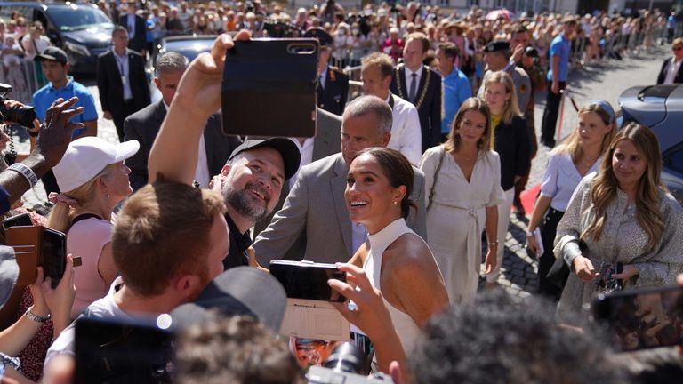 La duquesa de Sussex (centro) posa para una foto después de salir del ayuntamiento de Düsseldorf, Alemania, en el evento de un año de los Invictus Games Düsseldorf 2023.  Fecha de la película: martes 6 de septiembre de 2022.