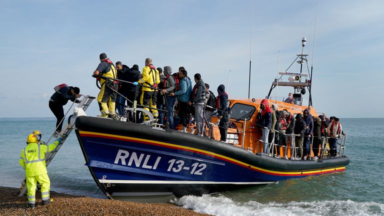 Un gruppo di persone ritenute immigrate è arrivato a Dungeness, nel Kent, dopo essere stato salvato nella Manica dall'RNLI dopo un piccolo incidente in barca.  Data foto: giovedì 22 settembre 2022.