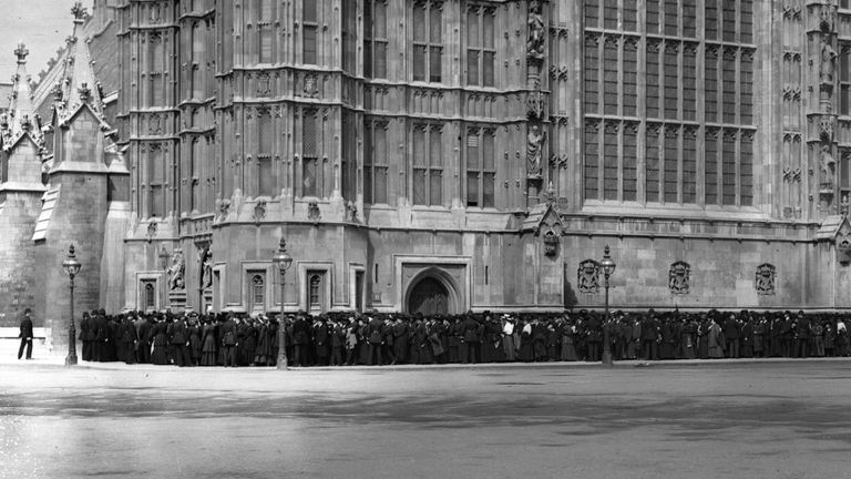 King Edward VII Lying-in-State - Westminster Abbey
Crowds waiting to see the Lying-in-state at Westminster Abbey.