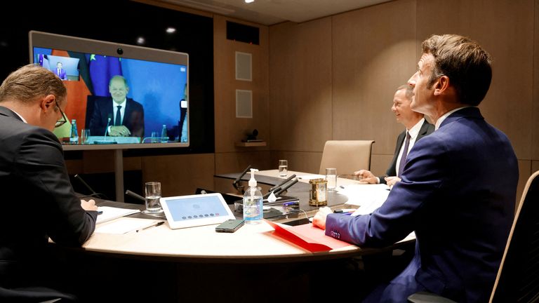 Başkan Macron, Şansölye Scholz ile sanal bir toplantı yaptı
