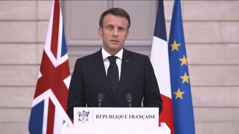 Emmanuel Macron pays tribute to the Queen