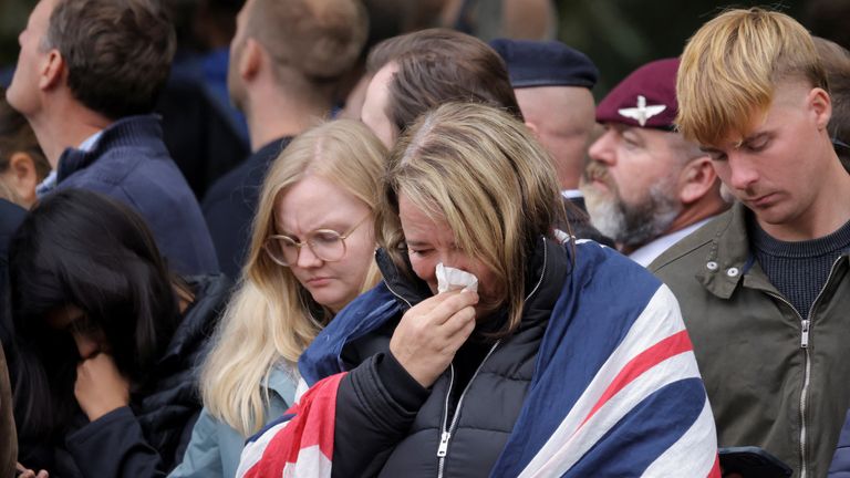 People get emocional as the procession goes on on the day of the state funeral and burial of Britain&#39;s Queen Elizabeth, in London, Britain, September 19, 2022.   REUTERS/Marko Djurica/Pool