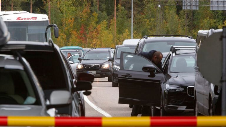 Des voitures font la queue pour traverser la frontière entre la Russie et la Finlande au point de contrôle frontalier de Vaalimaa à Virolahti Pic: AP 