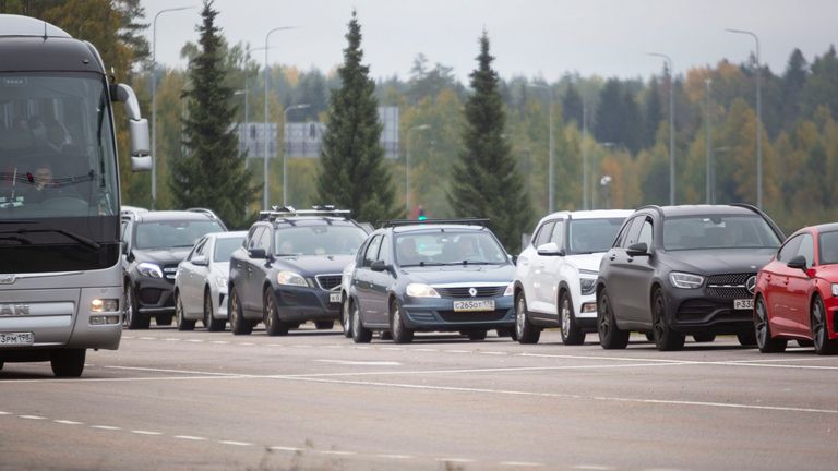 Rusya'dan gelen arabalar Doğu Finlandiya'nın Virolahti kentinde Finlandiya ile Rusya arasındaki Vaalimaa sınır kapısında kuyrukta bekliyor 
