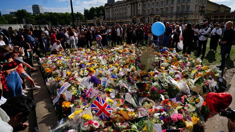 Flowers and tributes outside Buckingham Palace in London, following the death of Queen Elizabeth II on Thursday.  Photo date: Saturday, September 10, 2022.