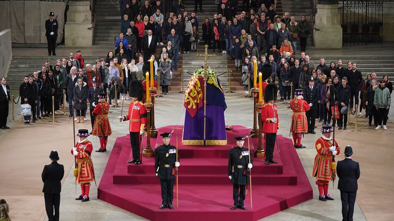 Environ 250 000 personnes ont fait la queue pour voir le cercueil de la reine à Westminster Hall 