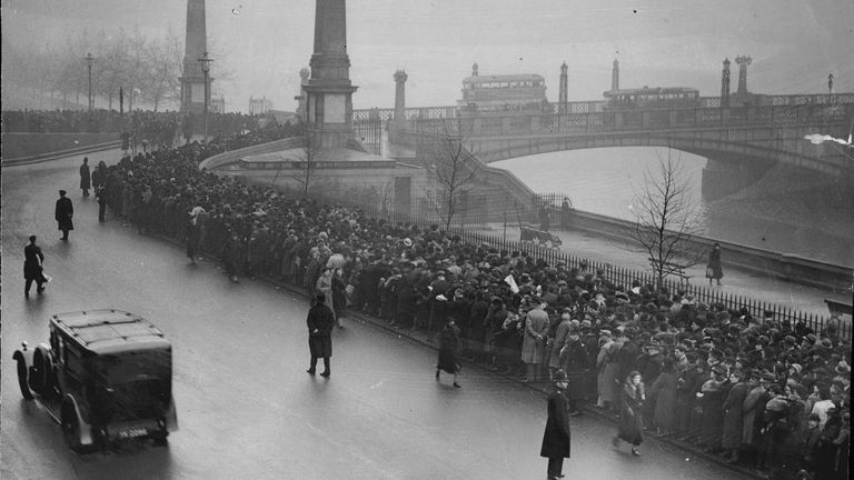 Death Of King George V 1936 Queues Beyond Lambeth Bridge Waiting To See King George V Lying In State At Westminster Hall
