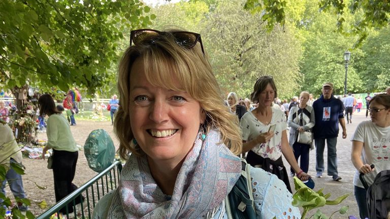 Sue Tovey a laissé des hommages floraux au parc de Londres 