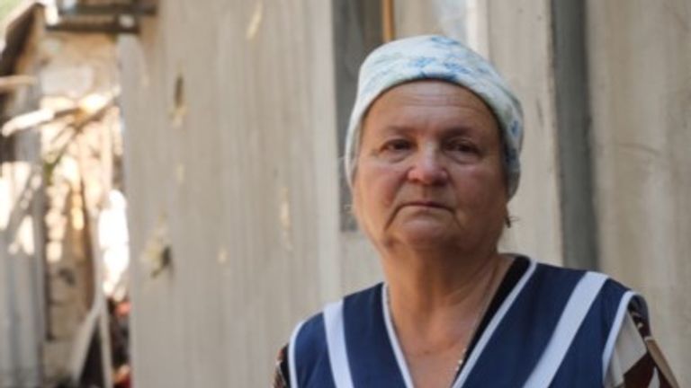 Ukrayna'nın güneyindeki Kherson kentini geri alma savaşı yıkıma doğru ilerlerken, insanlar kaçmak için herkesi riske atıyor.  Deborah Haynes, evi füzeyle yıkılan bir kadınla konuşuyor