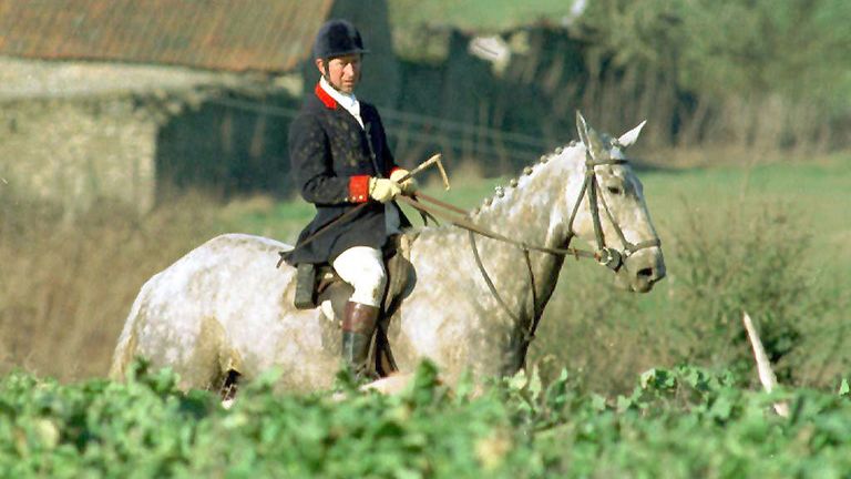 PAP 01 GRITTLETON. 4.2.95: The Prince of Wales fox hunting with the Beaufort Hunt today (Saturday).  He was among a 100-strong group which included Prince and Princess Michael of Kent. The hunt met  in the village of Crittleton, near Charles home at Highgrove. PA News, Barry Batchelor. See PA  story ROYAL Prince (Hunt). /PJ.