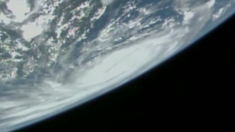 Шторм Ян превращается в ураган Ян, когда он проносится по земле, как видно из космоса.
