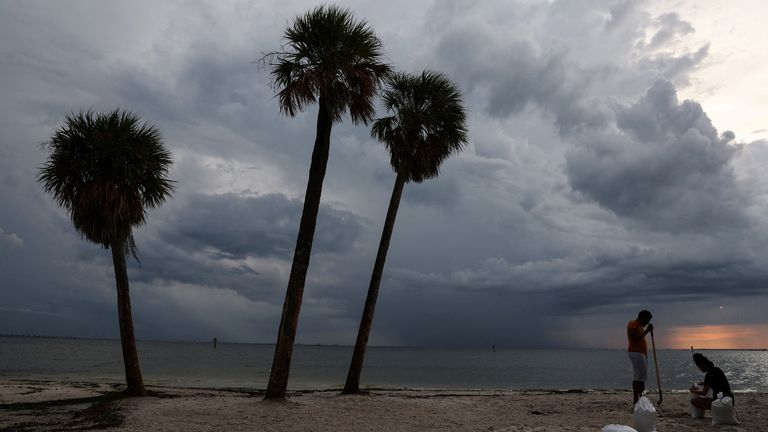 Moradores locais enchem sacos de areia, enquanto o furacão Ian virou em direção ao estado com ventos fortes, chuvas torrenciais e uma forte tempestade, em Ben T. Davis Beach em Tampa, Flórida, EUA, 26 de setembro de 2022. REUTERS/Shannon Stapleton TPX IMAGES OF THE DAY