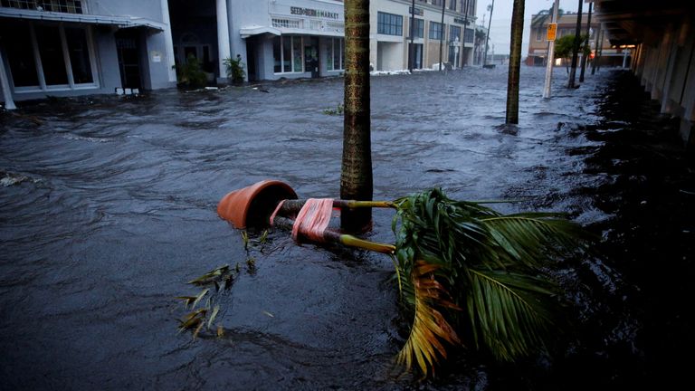 Sebuah jalan yang banjir terlihat di pusat kota saat Badai Ian mendarat di barat daya Florida, di Fort Myers, Florida, AS 28 September 2022. REUTERS/Marco Bello TPX IMAGES OF THE DAY