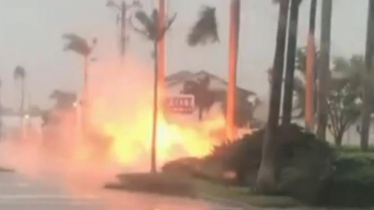 Ian Kasırgası'nın Florida'da Kategori 4 fırtınası olarak karaya inmesinin ardından şiddetli rüzgarlar ve yağmur sırasında elektrik hatları düştü.