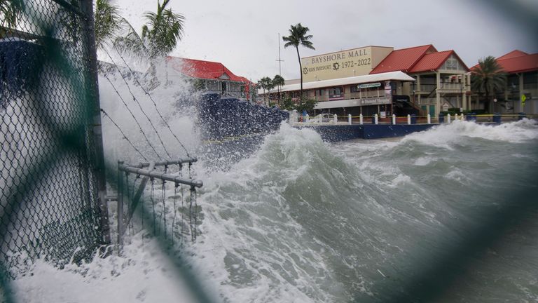 Wellen schlagen gegen eine Ufermauer, als der Hurrikan Ian am Montag, den 26. September, durch Georgetown, Grand Cayman, zieht. 