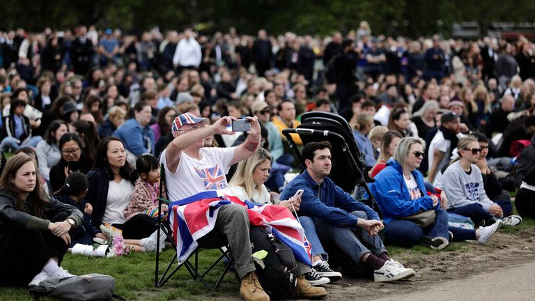 Hyde Park, si souvent un lieu de festivals de musique et de pique-niques, abrite une occasion plus sombre alors que des milliers de personnes se rassemblent pour dire au revoir à la reine.  Photo : AP