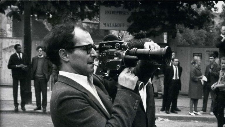 14 Mayıs 1968 - Elinde kamera, yönetmen Jean-Luc Godard, 13 Mayıs'ta La Place de la Republique'den Denfert-Rocheereau'ya yürüyen öğrenci ve işçilerin davasını destekledi.  - Resim Kimliği: E0Y1XH (RM)