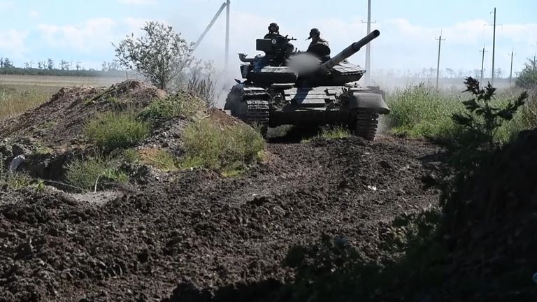 Ukrainian soldiers push back against Russian forces