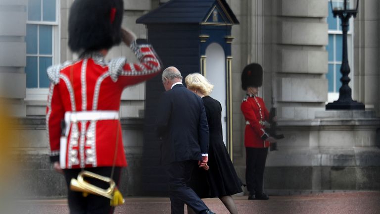 Britain&#39;s King Charles and Queen Camilla walk into Buckingham Palace, following the passing of Britain&#39;s Queen Elizabeth, in London, Britain, September 9, 2022. REUTERS/Toby Melville