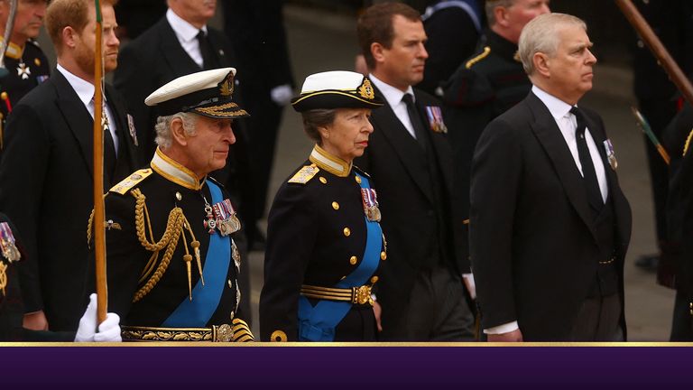 Le roi Charles de Grande-Bretagne assiste le jour des funérailles d'État et de l'enterrement de la reine Elizabeth de Grande-Bretagne, à Londres, en Grande-Bretagne, le 19 septembre 2022. REUTERS/Kai Pfaffenbach