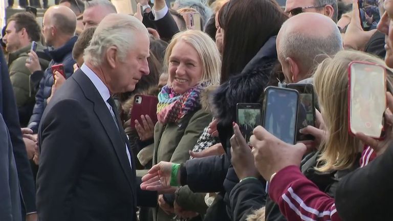 Le roi Charles rencontre des membres du public qui attendent à l'extérieur de Westminster Hall où se déroule le mensonge de la reine.