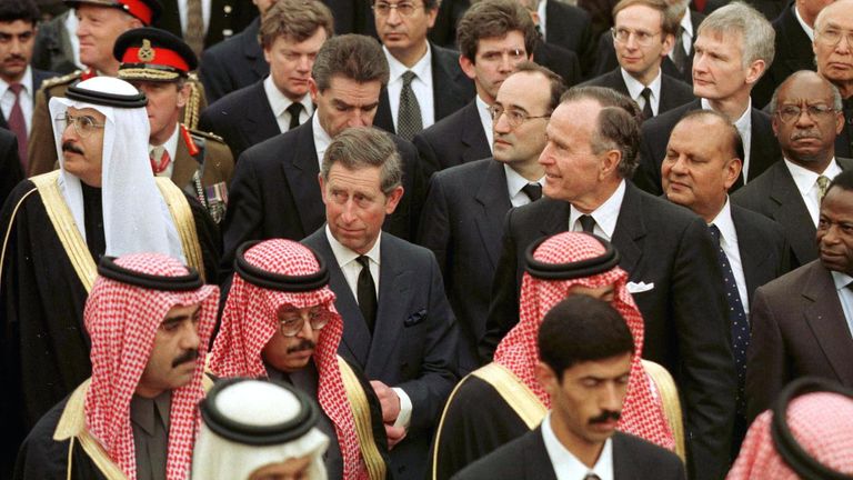 FUNERAL PROCESSION OF KING HUSSEIN FROM RAGHADAN PALACE TO ROYAL CEMETERY, AMMAN, JORDAN - FEB 1999
PRINCE CHARLES AND GEORGE H BUSH AMONG THE MOURNERS


