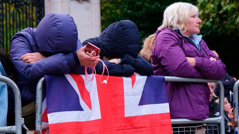 Les personnes qui attendent la procession du corbillard dirigée par le roi à Londres espèrent peut-être qu'elles resteront éveillées pour cela.  Photo : AP