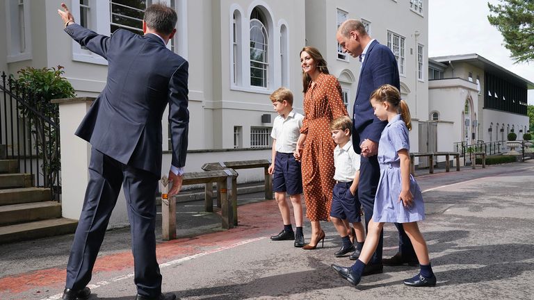 Prohibidos a las 22:30 BST del miércoles 7 de septiembre, el príncipe George, la princesa Charlotte y el príncipe Louis, junto con sus padres, el duque y la duquesa de Cambridge, fueron recibidos por el director Jonathan Perry cuando llegaron para el turno de la tarde en Lambrock School, cerca de Ascot, Berkshire. 