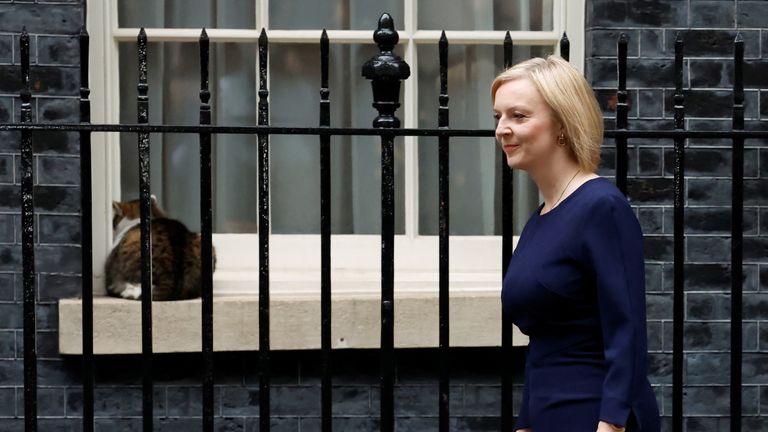 Britain&#39;s Prime Minister Liz Truss walks outside Downing Street in London, Britain, September 23, 2022. REUTERS/Clodagh Kilcoyne
