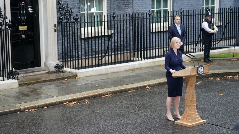 Le nouveau Premier ministre Liz Truss prononce un discours devant le 10 Downing Street, à Londres, après avoir rencontré la reine Elizabeth II et accepté son invitation à devenir Premier ministre et à former un nouveau gouvernement.  Date de la photo : mardi 6 septembre 2022.