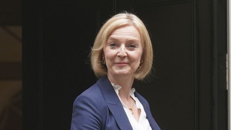 Prime Minister Liz Truss departs 10 Downing Street, Westminster, London, to attend her first Prime Minister&#39;s Questions at the Houses of Parliament. Picture date: Wednesday September 7, 2022.
