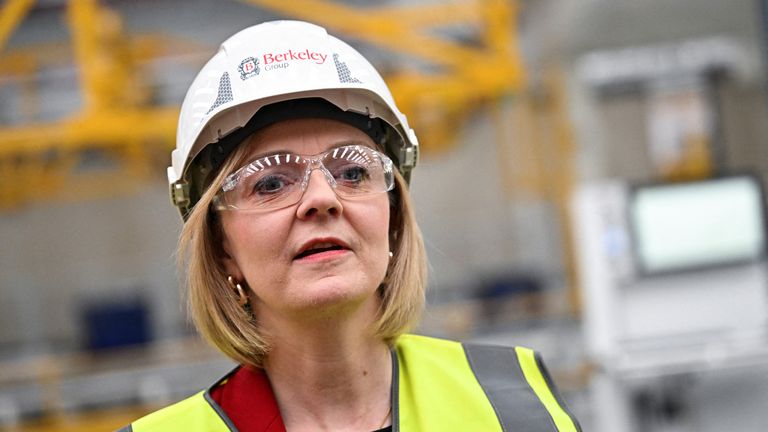 British Prime Minister Liz Truss and Chancellor of the Exchequer Kwasi Kwarteng (not pictured) visit Berkeley Modular, in Northfleet, Kent, Britain, September 23, 2022. REUTERS/Dylan Martinez/Pool