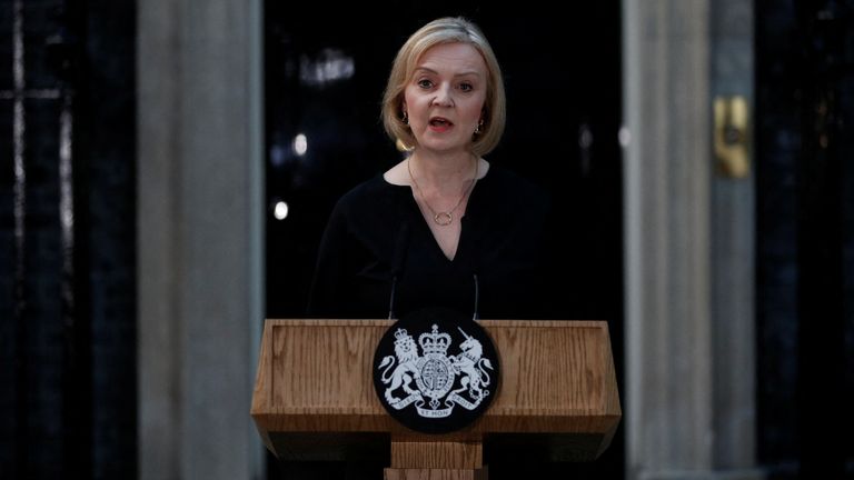 British Prime Minister Liz Truss delivers a speech outside 10 Downing Street after Queen Elizabeth, Britain&#39;s longest-reigning monarch and the nation&#39;s figurehead for seven decades, has died aged 96, according to Buckingham Palace, in Downing Street in London, Britain September 8, 2022. REUTERS/Peter Nicholls