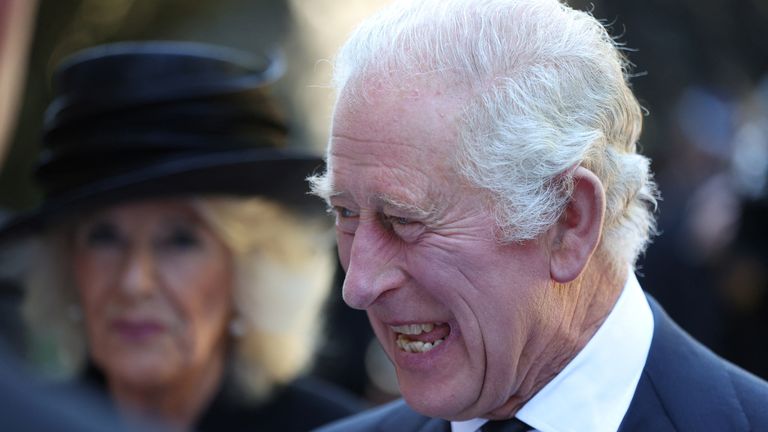 El rey Carlos y la reina consorte llegan a Gales antes del servicio conmemorativo y la visita de Sened |  noticias del Reino Unido