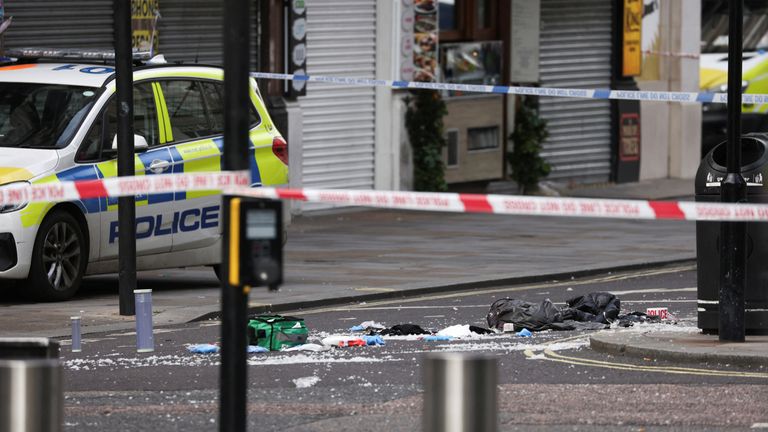 Une vue montre la scène où deux policiers ont été poignardés, près de Leicester Square, à Londres, en Grande-Bretagne, le 16 septembre 2022. REUTERS/Tom Nicholson