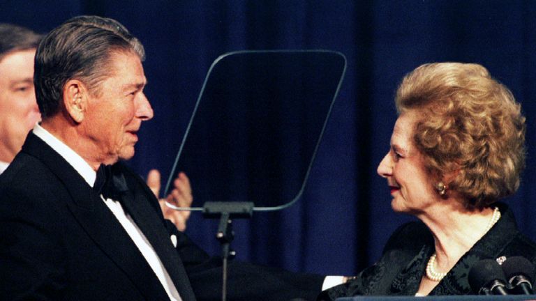 Eski İngiltere Başbakanı Margaret Thatcher (sağda), 3 Şubat'ta Washington'da Reagan'ın 83. doğum gününü kutlayan bir doğum günü selamına katılırken eski ABD Başkanı Ronald Reagan ile el sıkışıyor