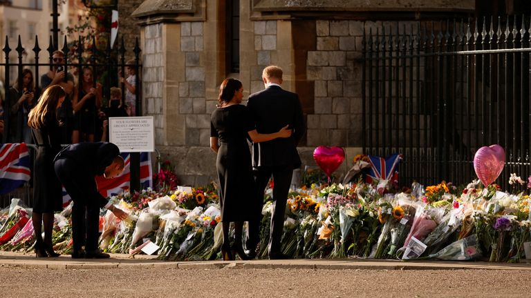 Britain&#39;s William, Prince of Wales, Catherine, Princess of Wales, Britain&#39;s Prince Harry and Meghan, the Duchess of Sussex, look at floral tributes as they walk outside Windsor Castle, following the passing of Britain&#39;s Queen Elizabeth, in Windsor, Britain, September 10, 2022. REUTERS/REUTERS/Andrew Couldridge
