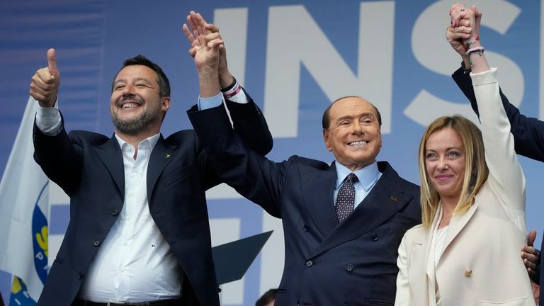(LR) Matteo Salvini, Silvio Berlusconi ve Giorgia Meloni kampanyanın kapanışında.  Resim: AP